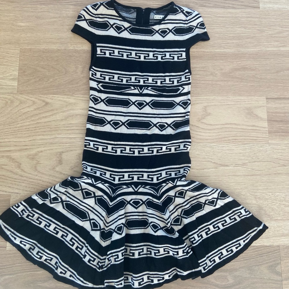 Alice + Olivia XS Black White Geometric Knit Short Sleeve Fit and Flare Dress